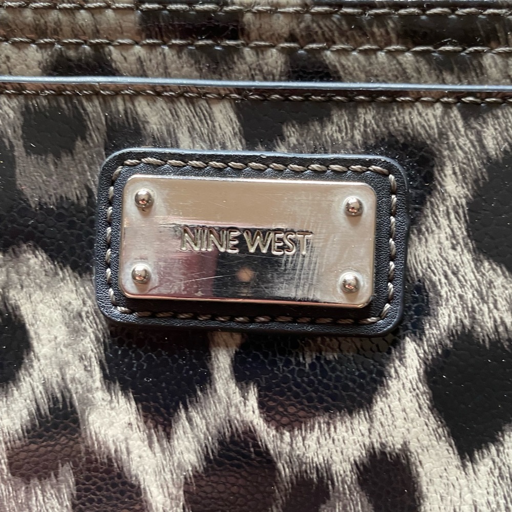 10/$25 Nine West cross body bag - Picture 2 of 5